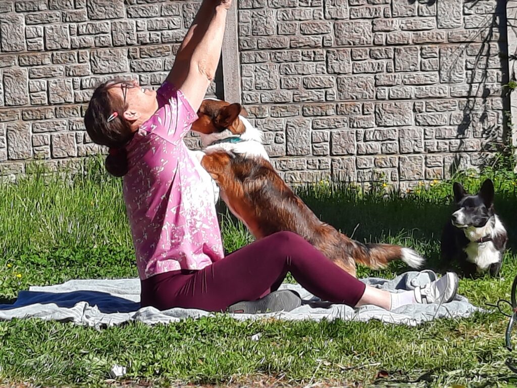 Flynn und ich beim Spielen (was eher wie Yoga aussieht)